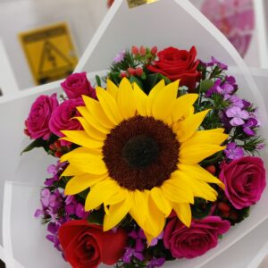 BOUQUET DE UN GIRASOL RODEADO DE ROSAS BEBES