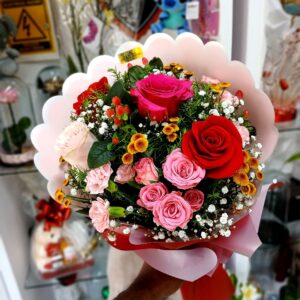 BOUQUET CON ROSAS Y FLORES DE VARIAS ESPECIES
