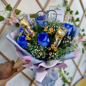 BOUQUET DE ROSAS AZULES CON BOMBONES