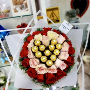 BOUQUET DE ROSAS EN CORAZON CON BOMBONES