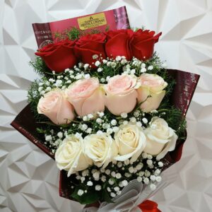 BOUQUET DE 12 ROSAS ROJAS, ROSADAS Y BLANCAS