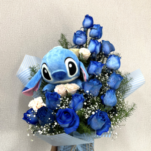 ARREGLO BASE CON ROSAS AZULES Y PELUCHE