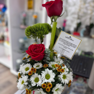 Detalle en rosas , armada en una pequeña base