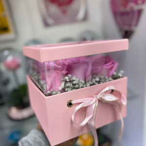 ARREGLO DE ROSAS EN CAJA DECORADA