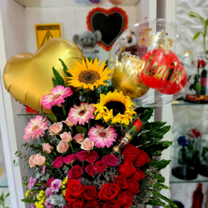 ARREGLO DE ROSAS BEBE,GERBERAS,GIRASOLES EN BASE CON GLOBO PERSONALIZADO
