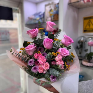 ARREGLO EN BASE ROSAS ROSADAS