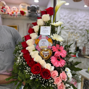 ARREGLO EN BASE DE ROSAS ( chocolates adicional  )