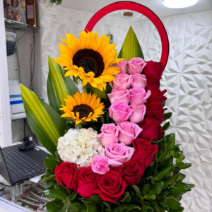 ARREGLO FLORAL CON ROSAS GIRASOLES Y HORTENSIA EN BASE
