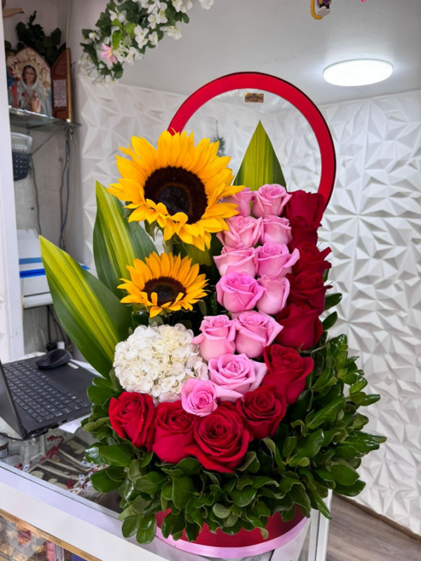 ARREGLO FLORAL CON ROSAS GIRASOLES Y HORTENSIA EN BASE