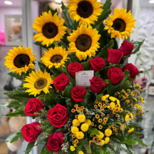 ARREGLO FLORAL CON ROSAS Y GIRASOLES EN BASE