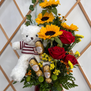 ARREGLO FLORAL DE ROSAS Y GIRASOLES EN BASE PELUCHE Y CHOCOLATES