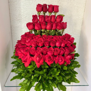 ARREGLO FLORAL EN BASE DE ROSAS