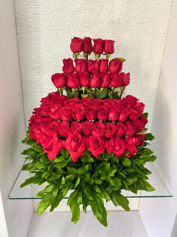 ARREGLO FLORAL EN BASE DE ROSAS