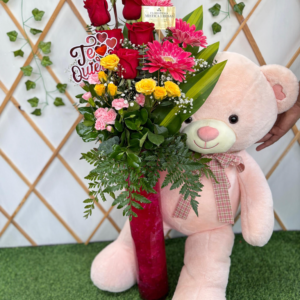 ARREGLO FLORAL EN BASE PELUCHE