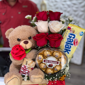 ARREGLO DE ROSAS Y UN PELUCHE CON CHOCOLATE