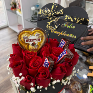 ARREGLO FLORAL EN BASE CORAZON CHOCOLATE