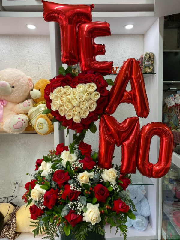 ARREGLO FLORALEN BASE GIGANTE GLOBO DE LETRA