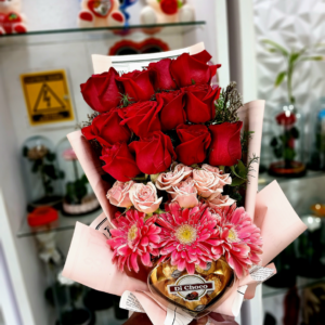 BOUQUET DE ROSAS CON ROSAS BEBE ,GERBERAS Y CAJA DE CHOCOLATE