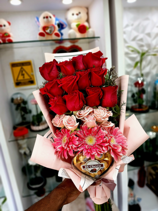BOUQUET DE ROSAS CON ROSAS BEBE ,GERBERAS Y CAJA DE CHOCOLATE