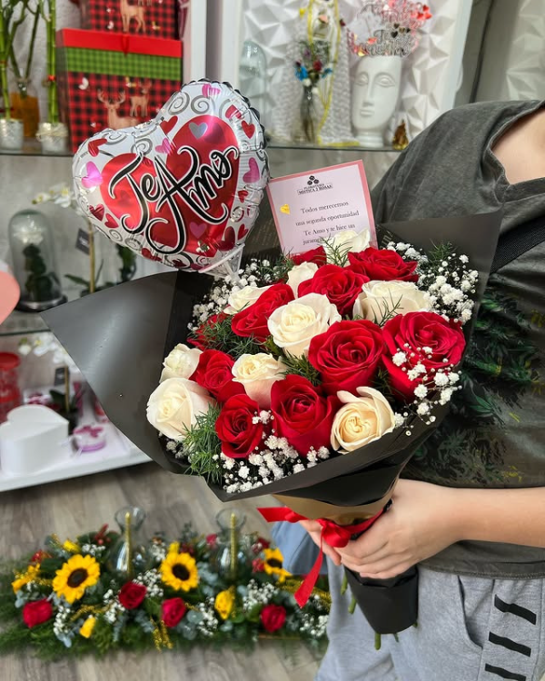 BOUQUET FLORAL DE ROSAS CON GLOBO DE 10"