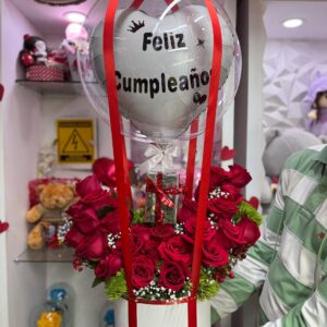 ARREGLO BASE DE GLOBO AEROSTÁTICO CON ROSAS ROJAS