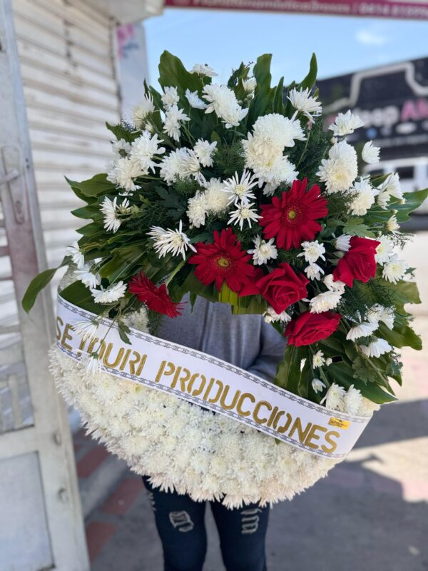 CORONA DE FLORES BLANCAS - Imagen 4
