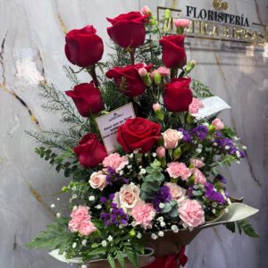 ARREGLO EN BASE CON ROSAS ROJAS, ROSAS BEBE ROSADAS y ESTATIS