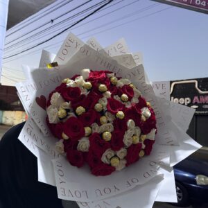 BOUQUET DE ROSAS ROJAS Y BLANCAS BEBES CON BOMBONES
