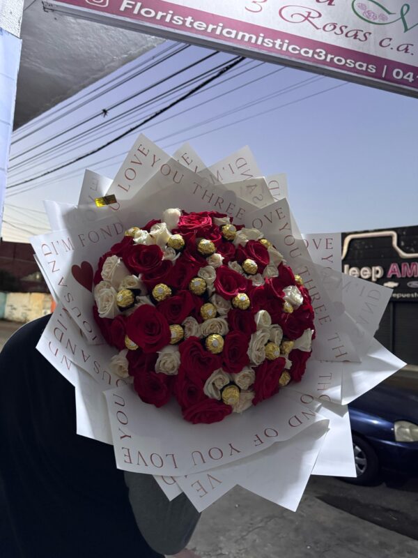 BOUQUET DE ROSAS ROJAS Y BLANCAS BEBES CON BOMBONES