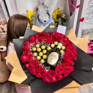 BOUQUET FLORAL DE ROSAS COMBIANDO CON CHOCOLATES FERREROS Y UNA BOTELLA DE OLD PARR