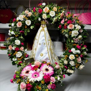 CORONA Y ARREGLO CONMEMORATIVA EN HELECHOS Y FLORES VARIAS