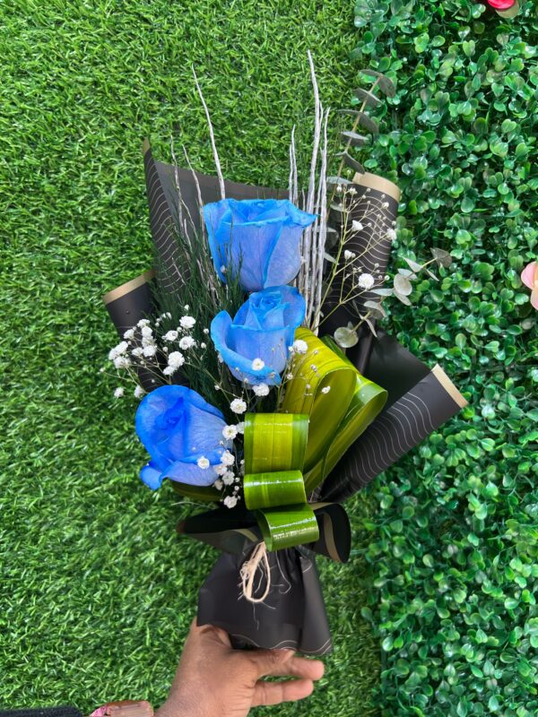 BOUQUET DE ROSAS AZULES