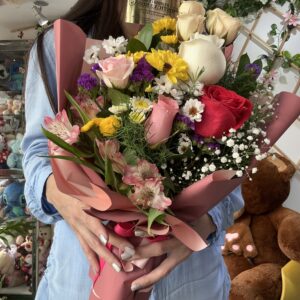 ARREGLO FLORAL CASUAL CON DIFERENTES TIPOS DE FLORES