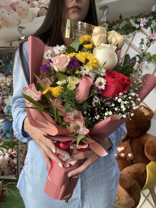 ARREGLO FLORAL CASUAL CON DIFERENTES TIPOS DE FLORES