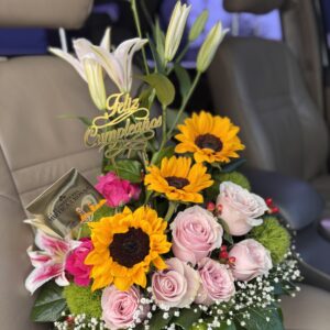 Arreglo en base de vidrio Con Girasoles , Lirios y Rosas al color de tu preferencia una linda combinación