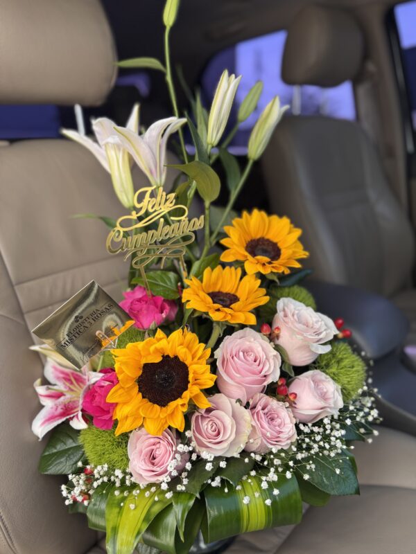 Arreglo en base de vidrio Con Girasoles , Lirios y Rosas al color de tu preferencia una linda combinación