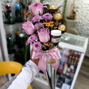 BOUQUET EN CONO DE ROSAS MORADAS CON CHOCOLATE